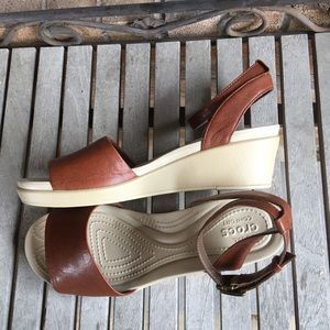 crocs leigh ann mini wedge